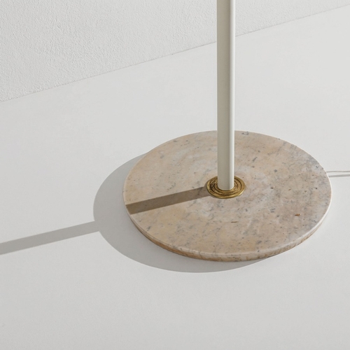 160 - STILNOVOCoppia di lampade da terra. Marmo, ottone, metallo verniciato. Produzione Stilnovo anni '50.... 