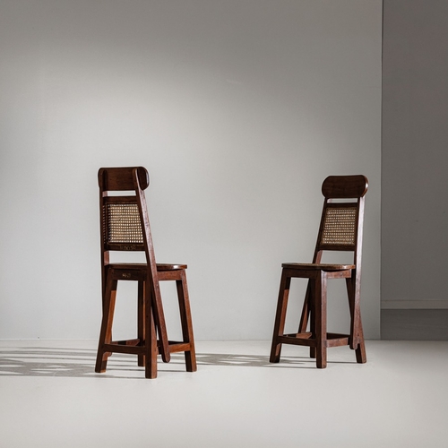 161 - PIERRE JEANNERETDue sgabelli per il complesso amministrativo di Chandigarh. Legno massello di teak, ... 
