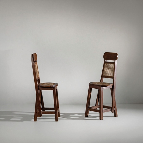 161 - PIERRE JEANNERETDue sgabelli per il complesso amministrativo di Chandigarh. Legno massello di teak, ... 