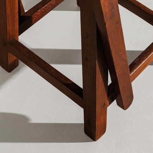 161 - PIERRE JEANNERETDue sgabelli per il complesso amministrativo di Chandigarh. Legno massello di teak, ... 