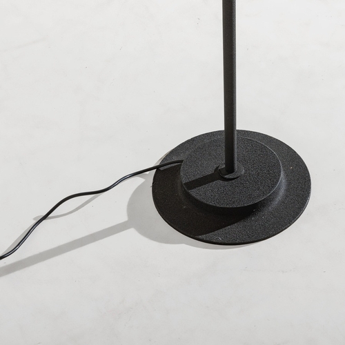 162 - GINO SARFATTILampada da terra mod. 1076/N. Metallo goffrato, alluminio lucidato, frangia sintetica. ... 