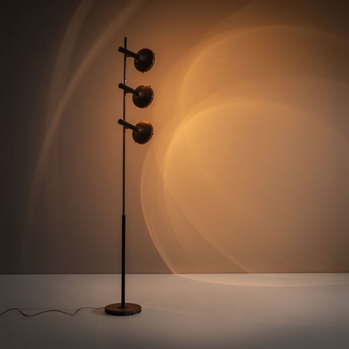 163 - OSCAR TORLASCOLampada da terra mod. 553/T. Ghisa, ottone, metallo verniciato, vetro lenticolare. Pro... 