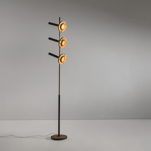 163 - OSCAR TORLASCOLampada da terra mod. 553/T. Ghisa, ottone, metallo verniciato, vetro lenticolare. Pro... 