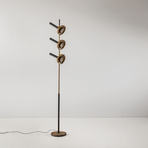 163 - OSCAR TORLASCOLampada da terra mod. 553/T. Ghisa, ottone, metallo verniciato, vetro lenticolare. Pro... 