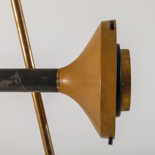 163 - OSCAR TORLASCOLampada da terra mod. 553/T. Ghisa, ottone, metallo verniciato, vetro lenticolare. Pro... 