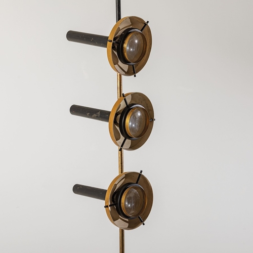 163 - OSCAR TORLASCOLampada da terra mod. 553/T. Ghisa, ottone, metallo verniciato, vetro lenticolare. Pro... 