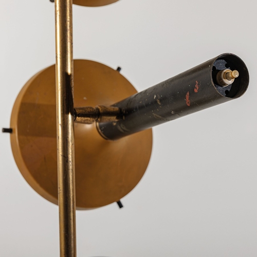 163 - OSCAR TORLASCOLampada da terra mod. 553/T. Ghisa, ottone, metallo verniciato, vetro lenticolare. Pro... 