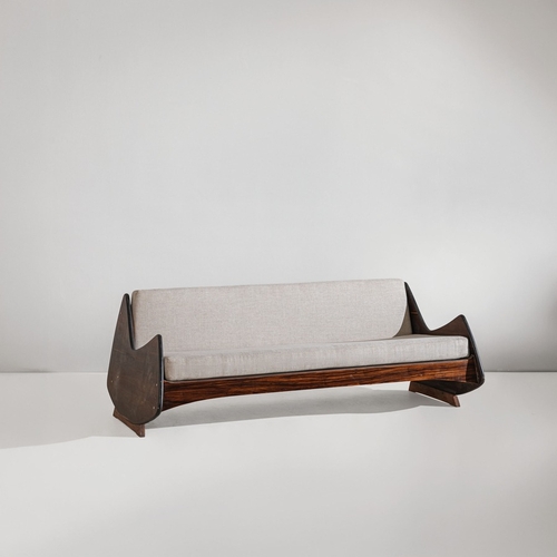 165 - JORGE ZALSZUPIN (ATTRIB. A)Divano mod. Ameba. Legno, legno impiallacciato in legno esotico, tessuto ... 