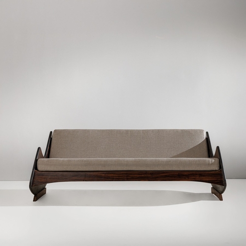 165 - JORGE ZALSZUPIN (ATTRIB. A)Divano mod. Ameba. Legno, legno impiallacciato in legno esotico, tessuto ... 