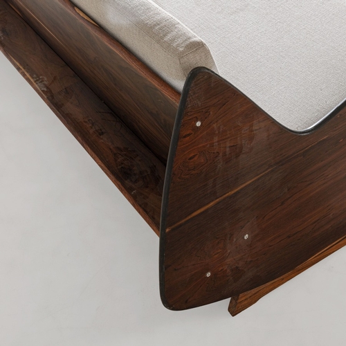 165 - JORGE ZALSZUPIN (ATTRIB. A)Divano mod. Ameba. Legno, legno impiallacciato in legno esotico, tessuto ... 