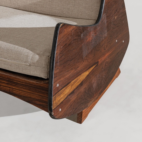 165 - JORGE ZALSZUPIN (ATTRIB. A)Divano mod. Ameba. Legno, legno impiallacciato in legno esotico, tessuto ... 