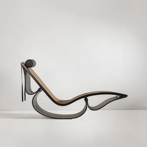 168 - OSCAR NIEMEYERChaise Longue mod. Rio. Legno curvato e laccato, paglia di Vienna, pelle imbottita. Br... 