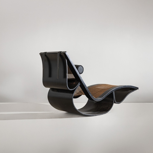 168 - OSCAR NIEMEYERChaise Longue mod. Rio. Legno curvato e laccato, paglia di Vienna, pelle imbottita. Br... 