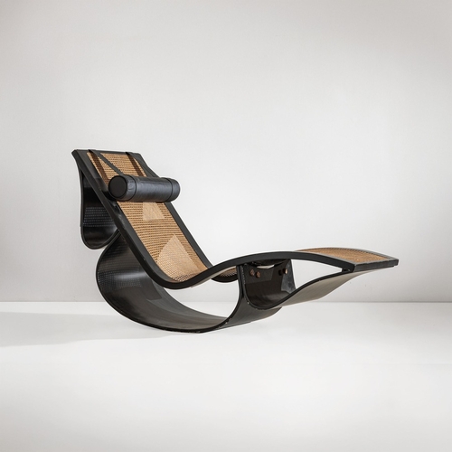 168 - OSCAR NIEMEYERChaise Longue mod. Rio. Legno curvato e laccato, paglia di Vienna, pelle imbottita. Br... 