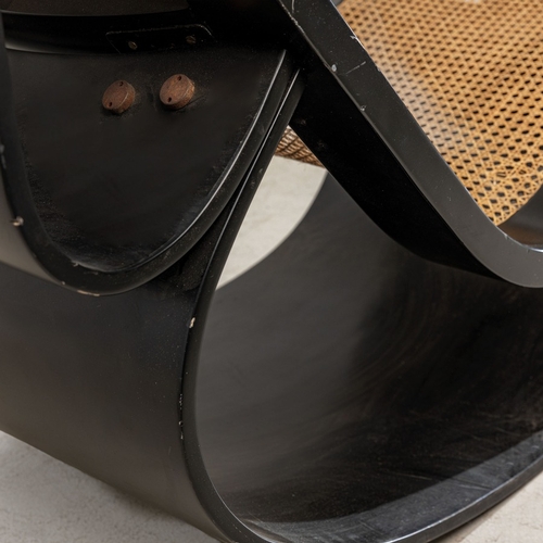 168 - OSCAR NIEMEYERChaise Longue mod. Rio. Legno curvato e laccato, paglia di Vienna, pelle imbottita. Br... 