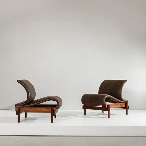 170 - JOE COLOMBOCoppia di poltrone. Pelle imbottita, legno esotico, metallo verniciato. Produzione Lenzi,... 