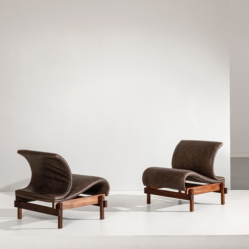 170 - JOE COLOMBOCoppia di poltrone. Pelle imbottita, legno esotico, metallo verniciato. Produzione Lenzi,... 