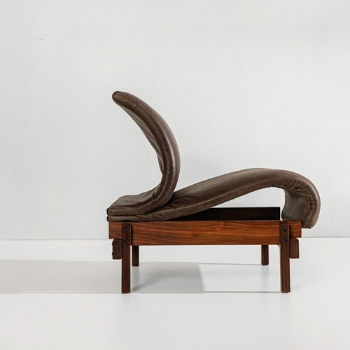 170 - JOE COLOMBOCoppia di poltrone. Pelle imbottita, legno esotico, metallo verniciato. Produzione Lenzi,... 