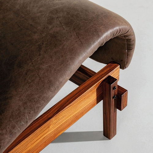 170 - JOE COLOMBOCoppia di poltrone. Pelle imbottita, legno esotico, metallo verniciato. Produzione Lenzi,... 