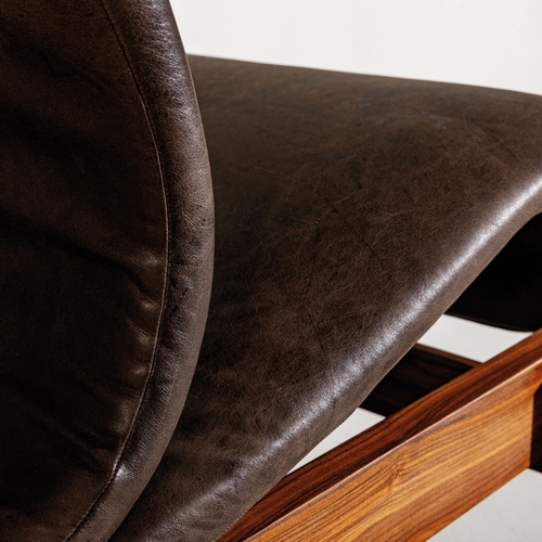 170 - JOE COLOMBOCoppia di poltrone. Pelle imbottita, legno esotico, metallo verniciato. Produzione Lenzi,... 