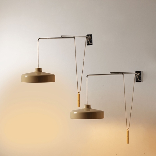 171 - GINO SARFATTICoppia di lampade da parete estensibile mod. 194/n. Ottone cromato, alluminio laccato. ... 