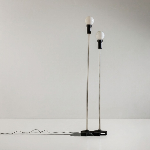 173 - GINO SARFATTIDue lampade da terra mod. 1013. Ghisa goffrata, perspex, alluminio verniciato. Produzio... 