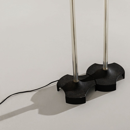 173 - GINO SARFATTIDue lampade da terra mod. 1013. Ghisa goffrata, perspex, alluminio verniciato. Produzio... 