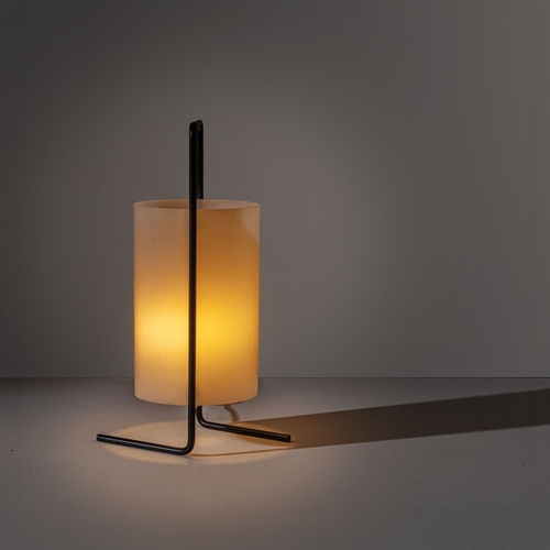 174 - GINO SARFATTILampada da tavolo mod. 563. Metallo verniciato, perspex opalino. Produzione Arteluce 19... 