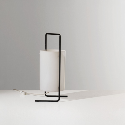 174 - GINO SARFATTILampada da tavolo mod. 563. Metallo verniciato, perspex opalino. Produzione Arteluce 19... 