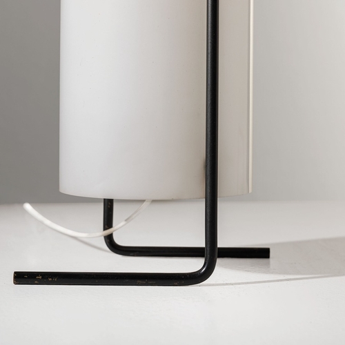 174 - GINO SARFATTILampada da tavolo mod. 563. Metallo verniciato, perspex opalino. Produzione Arteluce 19... 