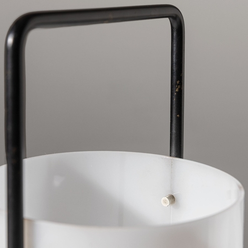 174 - GINO SARFATTILampada da tavolo mod. 563. Metallo verniciato, perspex opalino. Produzione Arteluce 19... 