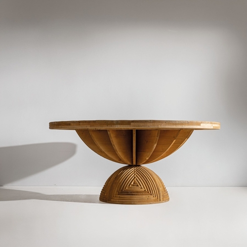 175 - MARIO CEROLITavolo mod. Rosa dei Venti. Legno massello di noce e legno di pino sovietico, ottone. Pr... 