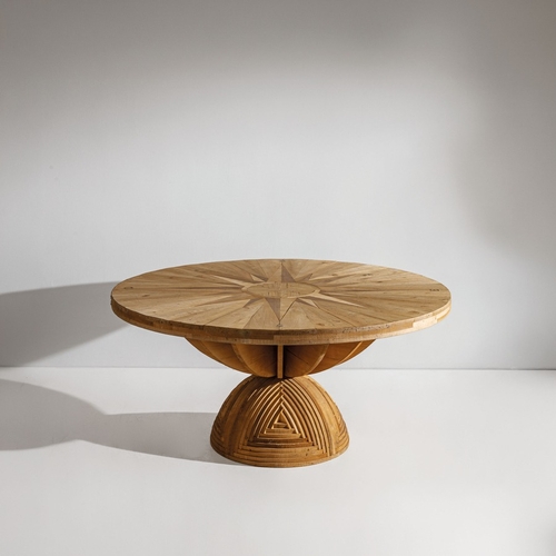 175 - MARIO CEROLITavolo mod. Rosa dei Venti. Legno massello di noce e legno di pino sovietico, ottone. Pr... 