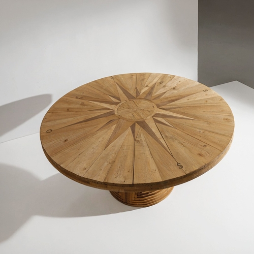 175 - MARIO CEROLITavolo mod. Rosa dei Venti. Legno massello di noce e legno di pino sovietico, ottone. Pr... 