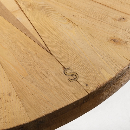 175 - MARIO CEROLITavolo mod. Rosa dei Venti. Legno massello di noce e legno di pino sovietico, ottone. Pr... 