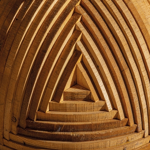 175 - MARIO CEROLITavolo mod. Rosa dei Venti. Legno massello di noce e legno di pino sovietico, ottone. Pr... 