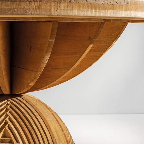 175 - MARIO CEROLITavolo mod. Rosa dei Venti. Legno massello di noce e legno di pino sovietico, ottone. Pr... 