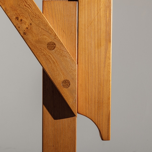 176 - PIETRO CASCELLALampada da terra mod. Pinocchio. Legno di ciliegio e frassino. Produzione Reflo 1972 ... 