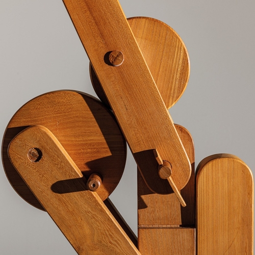 176 - PIETRO CASCELLALampada da terra mod. Pinocchio. Legno di ciliegio e frassino. Produzione Reflo 1972 ... 