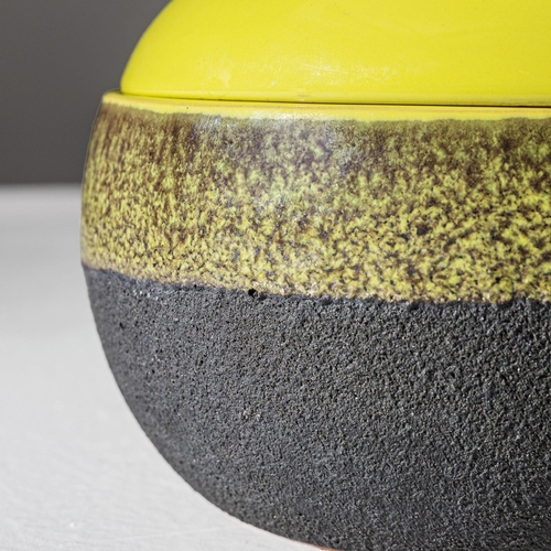 179 - ETTORE SOTTSASSScatola mod. 192. Ceramica decorata, laccio di stoffa. Produzione Il Sestante 1959 ca... 