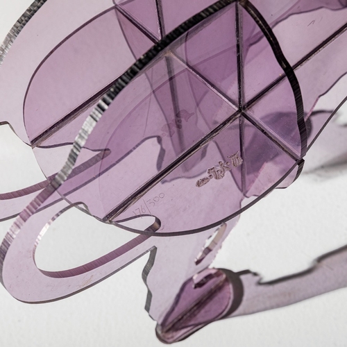 191 - GINO MAROTTAScultura portaoggetti. Plexiglass colorato e sagomato. Firma incisa a caldo. Italia anni... 