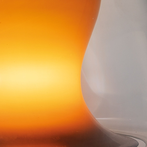 192 - VISTOSICoppia di lampade a sospensione mod. Naranza. Metallo brunito, vetro colorato e vetro soffiat... 