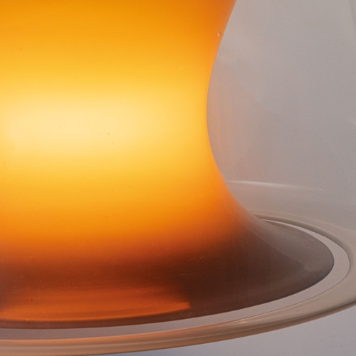 192 - VISTOSICoppia di lampade a sospensione mod. Naranza. Metallo brunito, vetro colorato e vetro soffiat... 