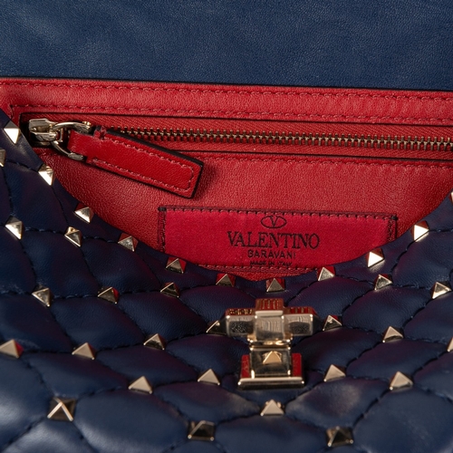 114 - VALENTINO GARAVANIRockstud Spike ' Borsa a spalla in pelle trapuntata con borchiePeriodo: 2020sMater... 