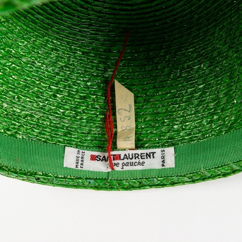 159 - YVES SAINT LAURENTCappello modello pillboxEpoca: Anni 70 ca.Materiali: Paglia intrecciataColore: Ver... 