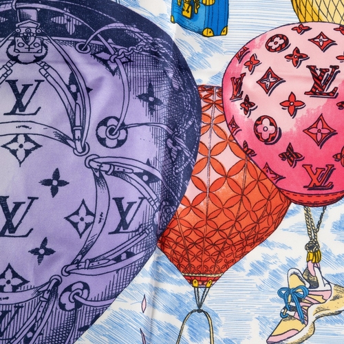 171 - LOUIS VUITTONFoulard Carré in seta 'Up And Away Square 90'Periodo: ModernoMateriali: SetaColore: Mul... 