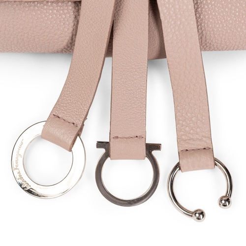 68 - SALVATORE FERRAGAMOMaxi pochette in pellePeriodo: ContemporaneoMateriali: PelleColore: Rosa cipriaDi... 