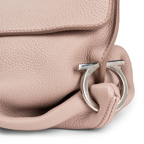 68 - SALVATORE FERRAGAMOMaxi pochette in pellePeriodo: ContemporaneoMateriali: PelleColore: Rosa cipriaDi... 