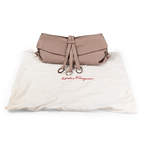 68 - SALVATORE FERRAGAMOMaxi pochette in pellePeriodo: ContemporaneoMateriali: PelleColore: Rosa cipriaDi... 