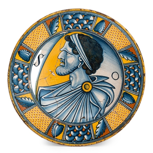 332 - PIATTO DA PARATA IN MAIOLICA POLICROMA, FORNACE DI DERUTA, PRIMA METÀ DEL XVI SECOLOdecorato con rit... 